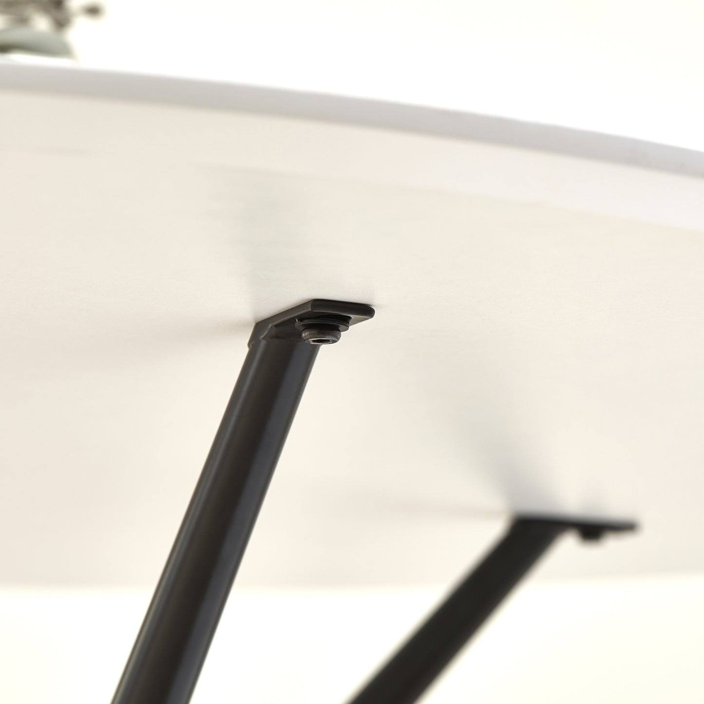 Seattle Dining Table with 4 Emily Leather Chairs - Madefor.Living